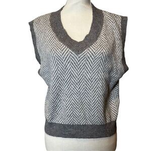 NWOT Sincerely Jules Sleeveless Sweater Vest Gray White Chevron